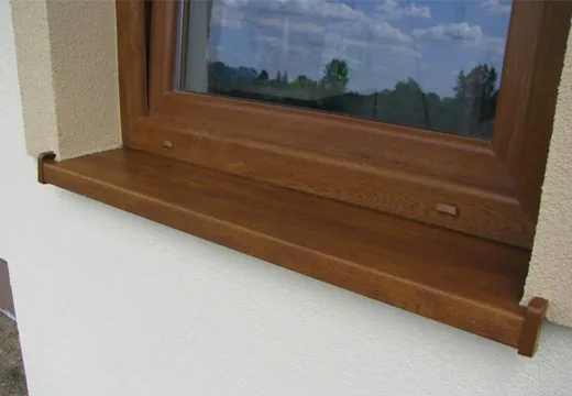 Parapet stalowy zamontowany przy oknie